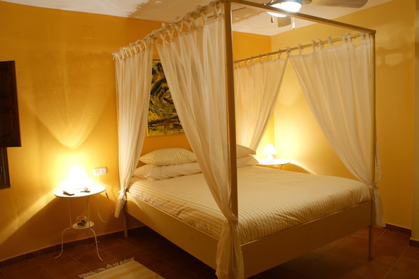Double Room | Down comforters, desk, laptop workspace, iron/ironing board