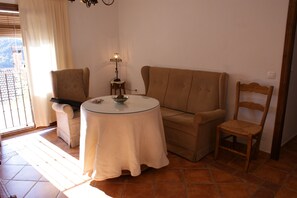 Familjelägenhet | Vardagsrum | Tv och eldstad