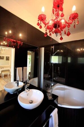 Rainfall showerhead, hair dryer, towels, soap