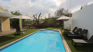 2 piscinas al aire libre, sillones reclinables de piscina