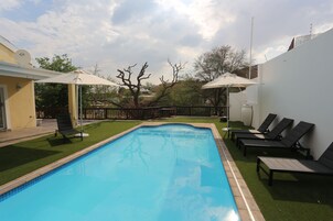 2 piscinas al aire libre, sillones reclinables de piscina