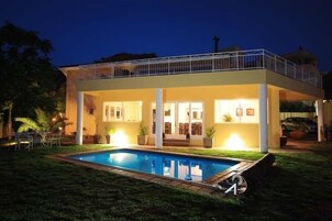 Fachada de la propiedad por la tarde o noche
