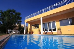 2 piscinas al aire libre, sillones reclinables de piscina