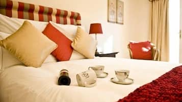 Standard Room | Minibar, in-room safe, blackout drapes, soundproofing