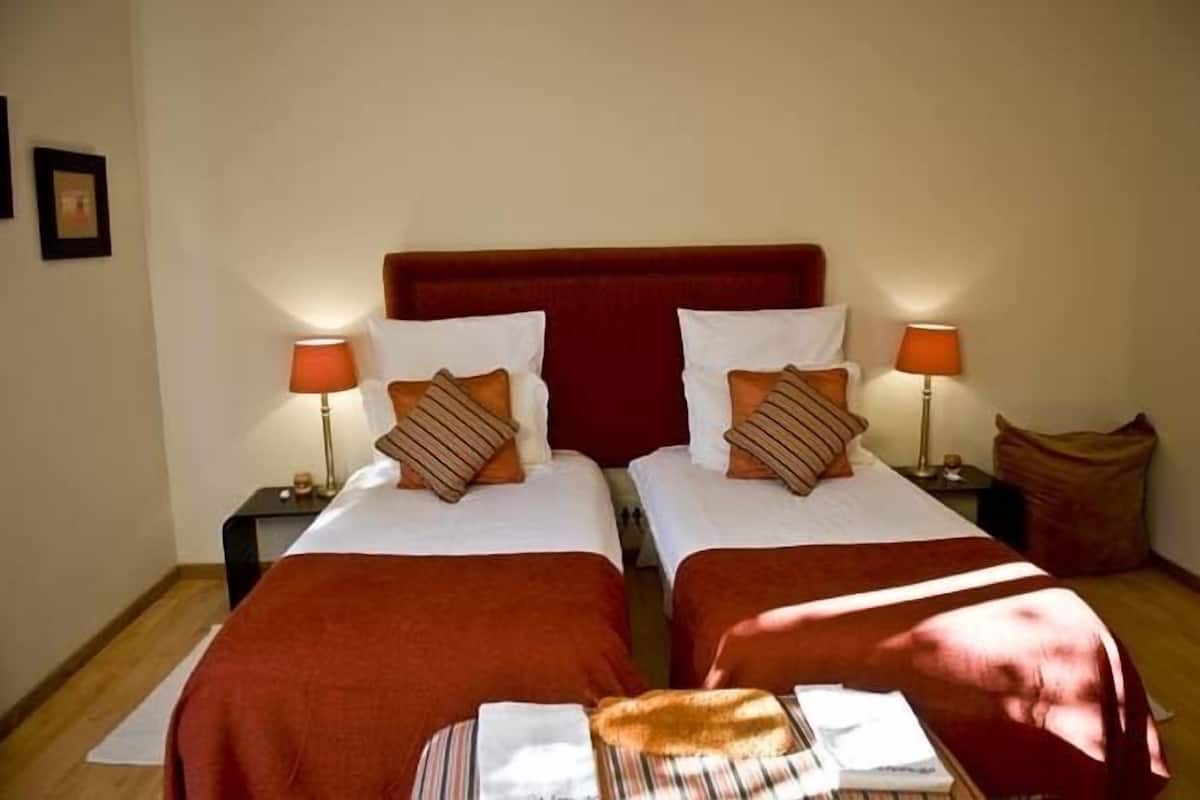 Standaard kamer | Een minibar, een kluis op de kamer, verduisterende gordijnen