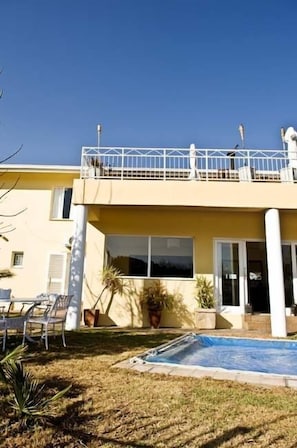 2 outdoor pools, sun loungers