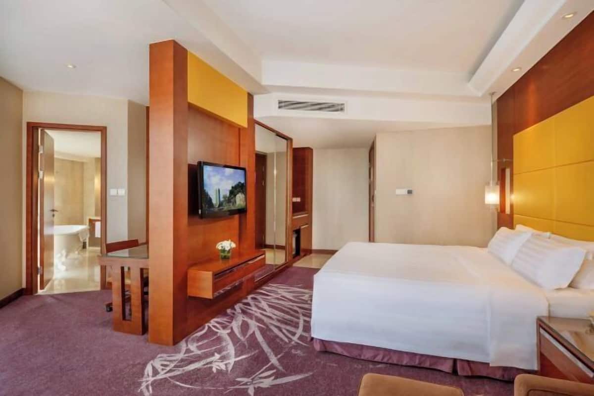 Minibar, in-room safe, desk, blackout curtains