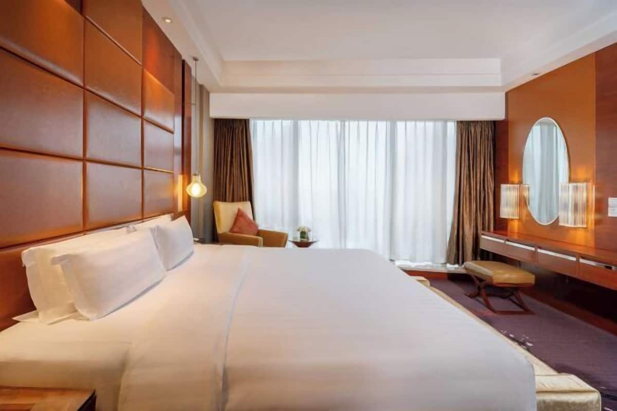 Minibar, in-room safe, desk, blackout drapes