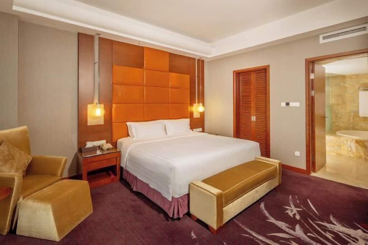 Minibar, in-room safe, desk, blackout curtains