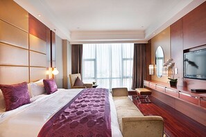 Minibar, caja de seguridad en la habitación y escritorio 