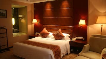 Minibar, in-room safe, desk, iron/ironing board