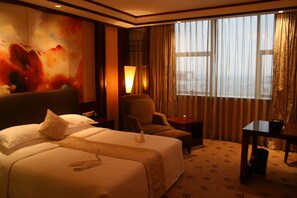 Deluxe Room | Minibar, in-room safe, desk, iron/ironing board - Zhonggu International Hotel Taicang (Suzhou)