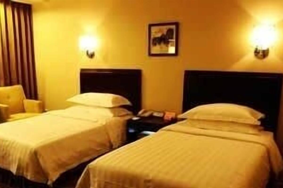 Standard Twin Room | Een minibar, een bureau, verduisterende gordijnen, geluiddichte muren