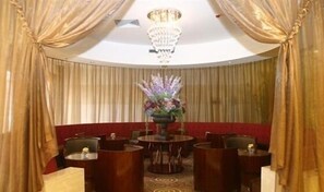 บริการอาหารเช้า อาหารกลางวัน และอาห  ารเย็น