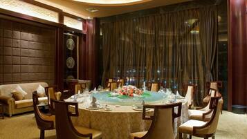 2 restaurants; breakfast, lunch, and dinner served