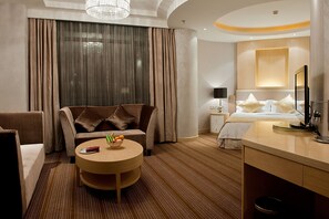 Deluxe kamer, 1 kingsize bed | Een kluis op de kamer, een bureau, een strijkplank/strijkijzer