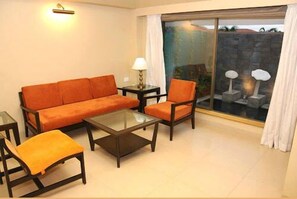 1 bedroom, Egyptian cotton sheets, hypo-allergenic bedding, down duvets - Confident Amoon - The Glamour Spa and Resort (Hoskote)