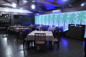 Melayani sarapan, makan siang, dan makan malam