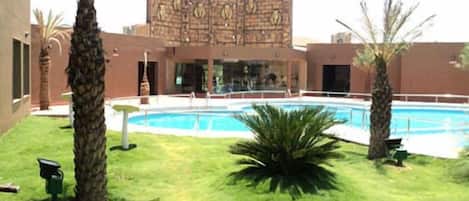 Outdoor pool, free cabanas, sun loungers