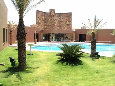 Confident Amoon - The Glamour Spa and Resort