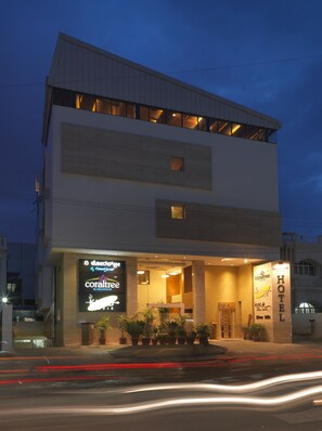 BBQ/picnic Area - Coraltree By Goldfinch Hotels Bangalore (Bengaluru)