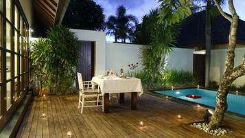 Kolam renang outdoor, dengan payung kolam renang dan kursi berjemur