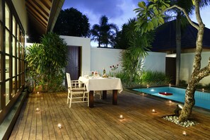 Piscine extérieure, parasols de plage, chaises longues