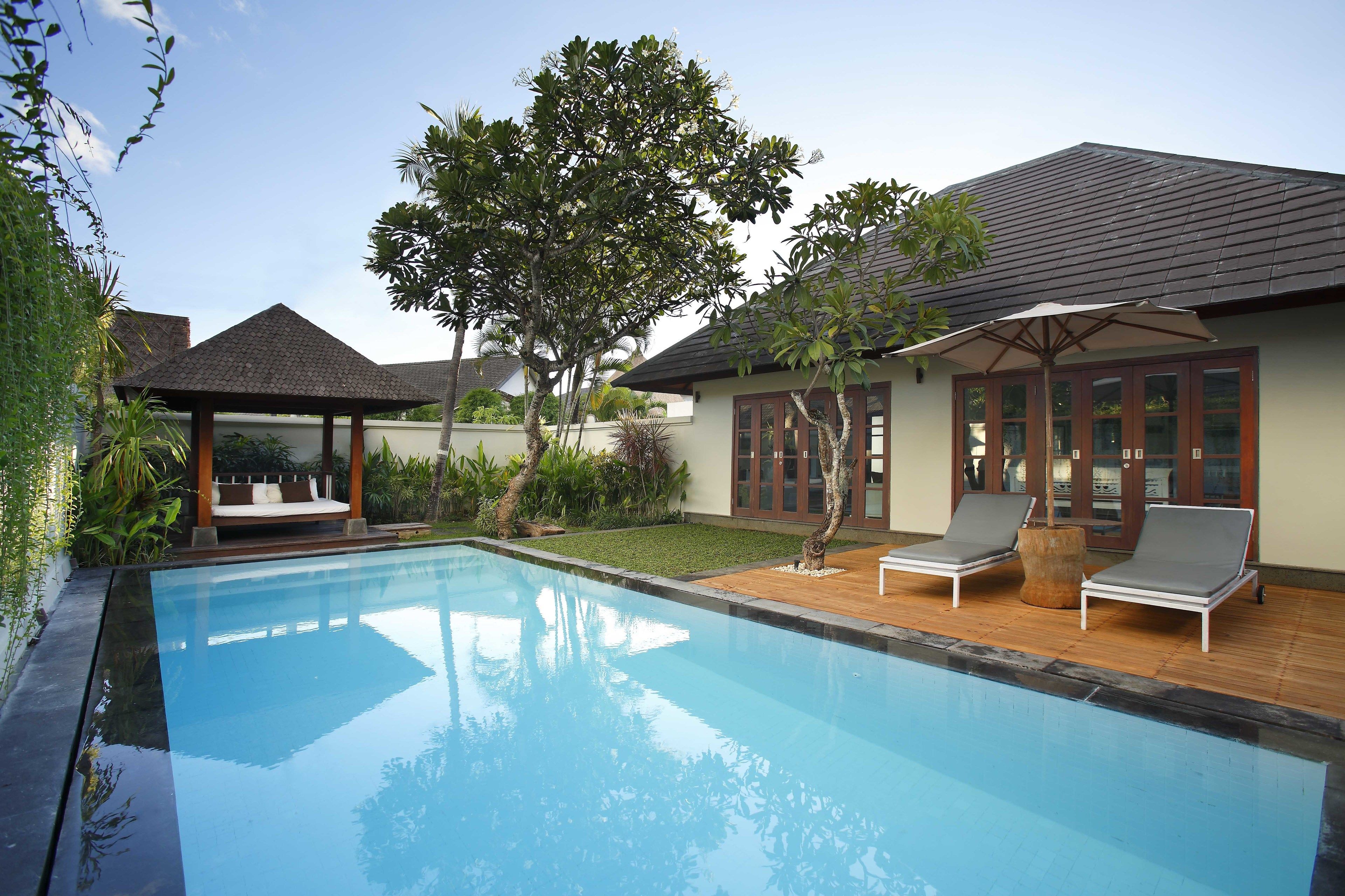 Outdoor pool, pool umbrellas, sun loungers