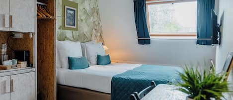 In-room safe, soundproofing, free WiFi, bed sheets