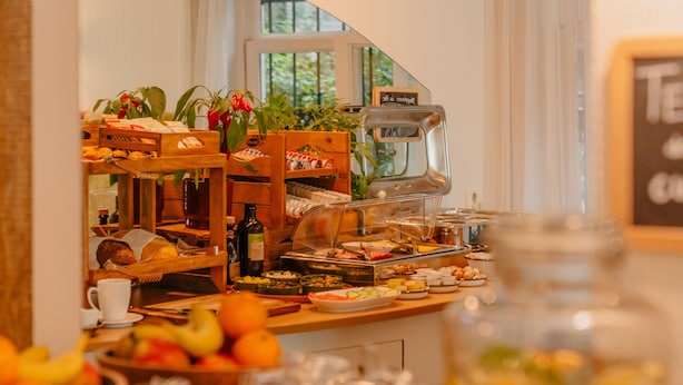 Un bufé con diversas opciones de comida y una máquina de café.