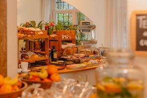 A buffet with various food items and a coffee machine. - Hotel Fita (Amsterdam)