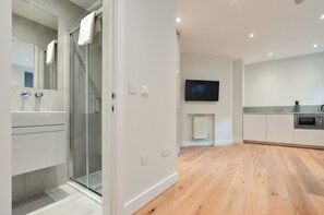 Lower Ground Floor Deluxe Studio | Bagno | Doccia, soffione a pioggia, set di cortesia gratuito, asciugacapelli