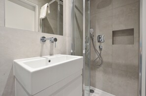 Lower Ground Floor Deluxe Studio | Bathroom | Shower, rainfall showerhead, free toiletries, hair dryer - St James House Serviced Apartments by Concept Apartmentsv (London)