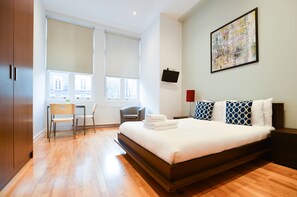 Deluxe Studio Apartment | Hypo-allergenic bedding, iron/ironing board, free WiFi