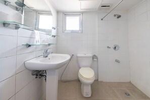 Standard Twin Room | Bathroom