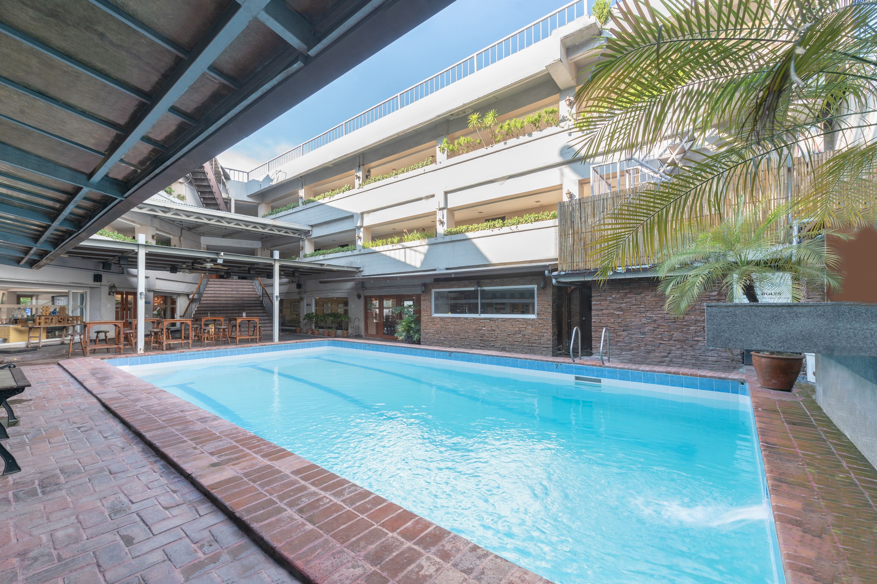 Piscine intérieure, piscine extérieure