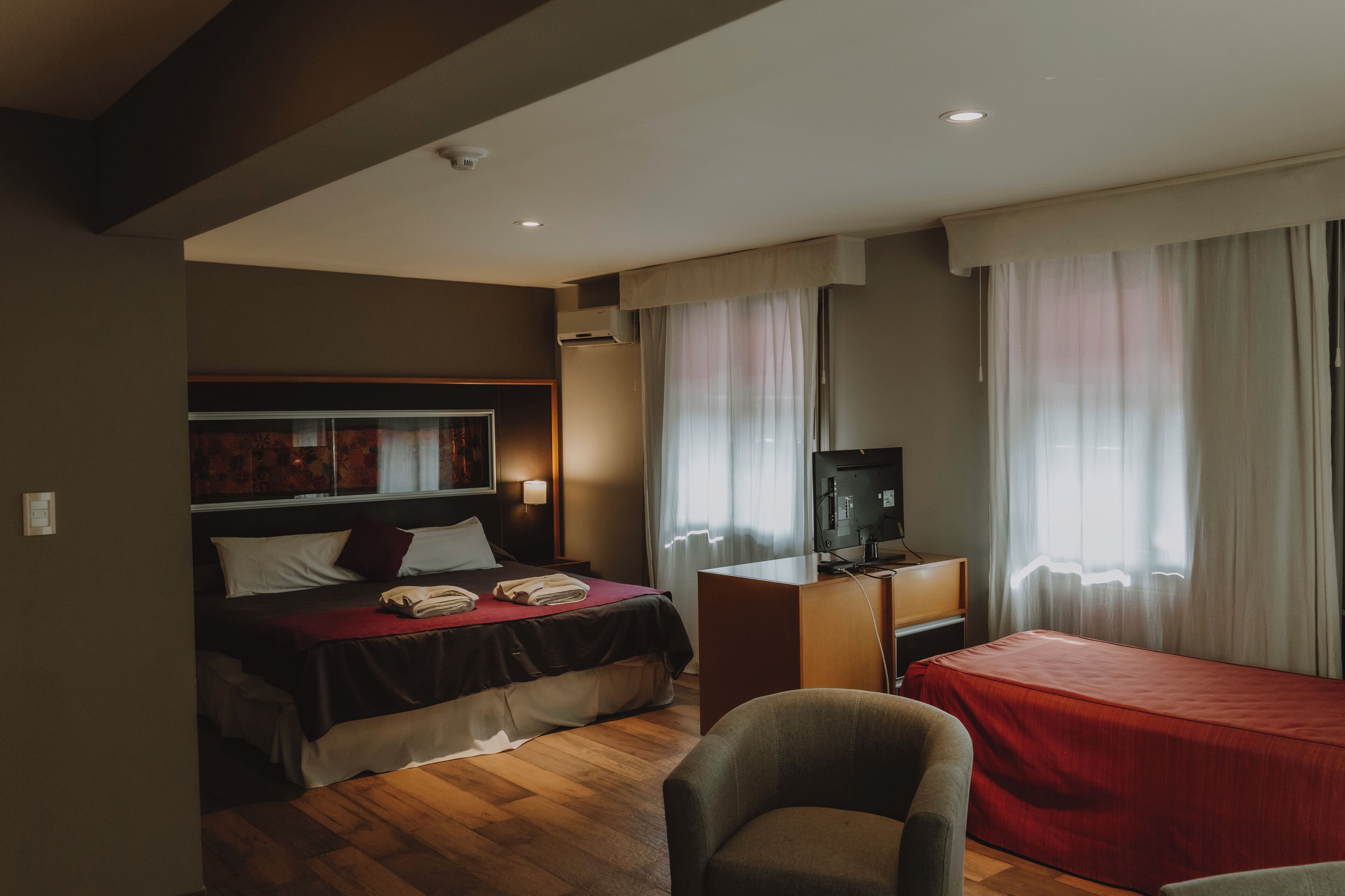 Deluxe-værelse til 3 personer - flere senge | Dundyner, pengeskab på værelset, gratis Wi-Fi, adgang for kørestole