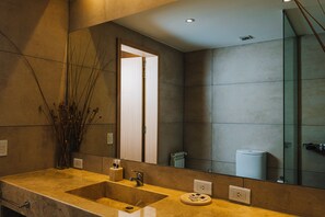Chambre Deluxe | Salle de bain | Ensemble douche/baignoire, douche à « effet pluie »