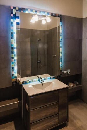 Junior Double or Twin Room | Bathroom | Combined shower/bathtub, rainfall showerhead, free toiletries - Plaza Paradiso by Camberland (Chacras de Coria)