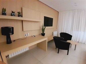 Cubrecamas, caja de seguridad en la habitación y wifi gratis