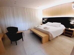 Cubrecamas, caja de seguridad en la habitación y wifi gratis