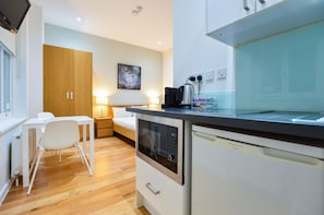 Standard Studio Apartment | Cocina privada | Frigobar, microondas, horno y parrilla de estufa 