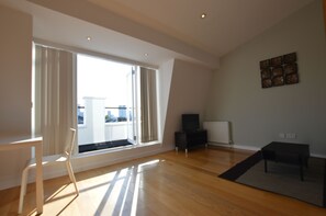 Top Floor One Bedroom | Wohnbereich | 32-Zoll-LCD-Fernseher mit Digitalempfang, Fernseher, Fußbodenheizung