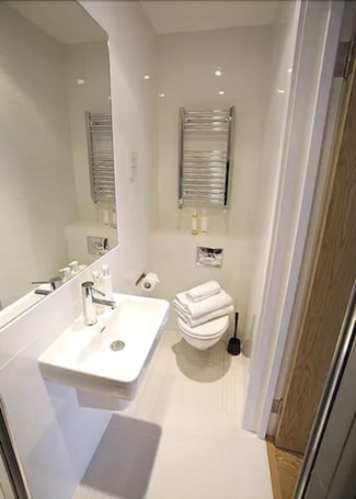 Bathroom | Shower, free toiletries, hair dryer, towels. Notting Hill Serviced Apartments by Concept Apartments