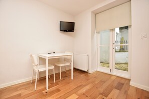Garden Access Lower Ground Floor | Wohnbereich | 32-Zoll-LCD-Fernseher mit Digitalempfang, Fernseher, Fußbodenheizung