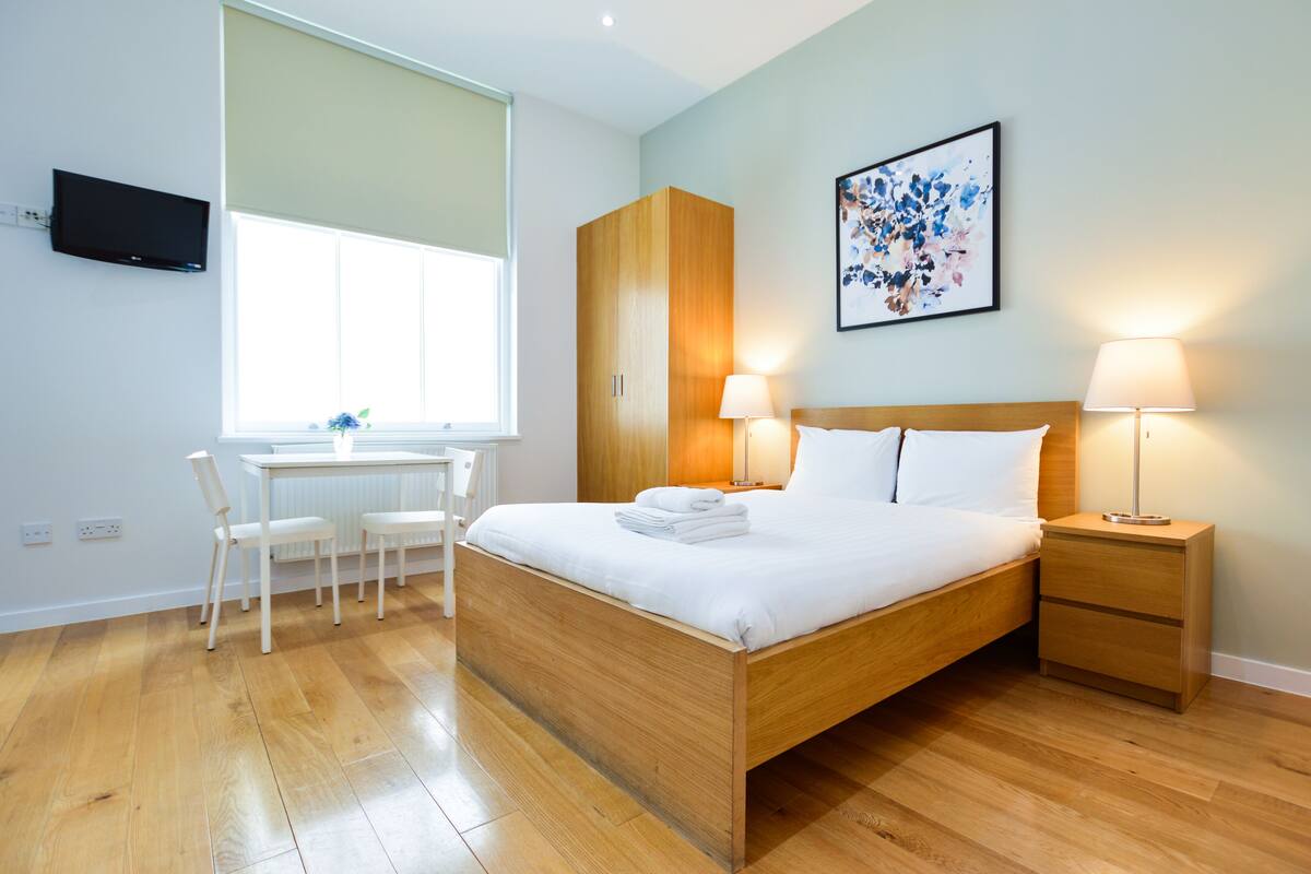 Standard Studio Apartment | 저자극성 침구, 암막 커튼, 다리미/다리미판, 각각 다른 스타일의 인테리어