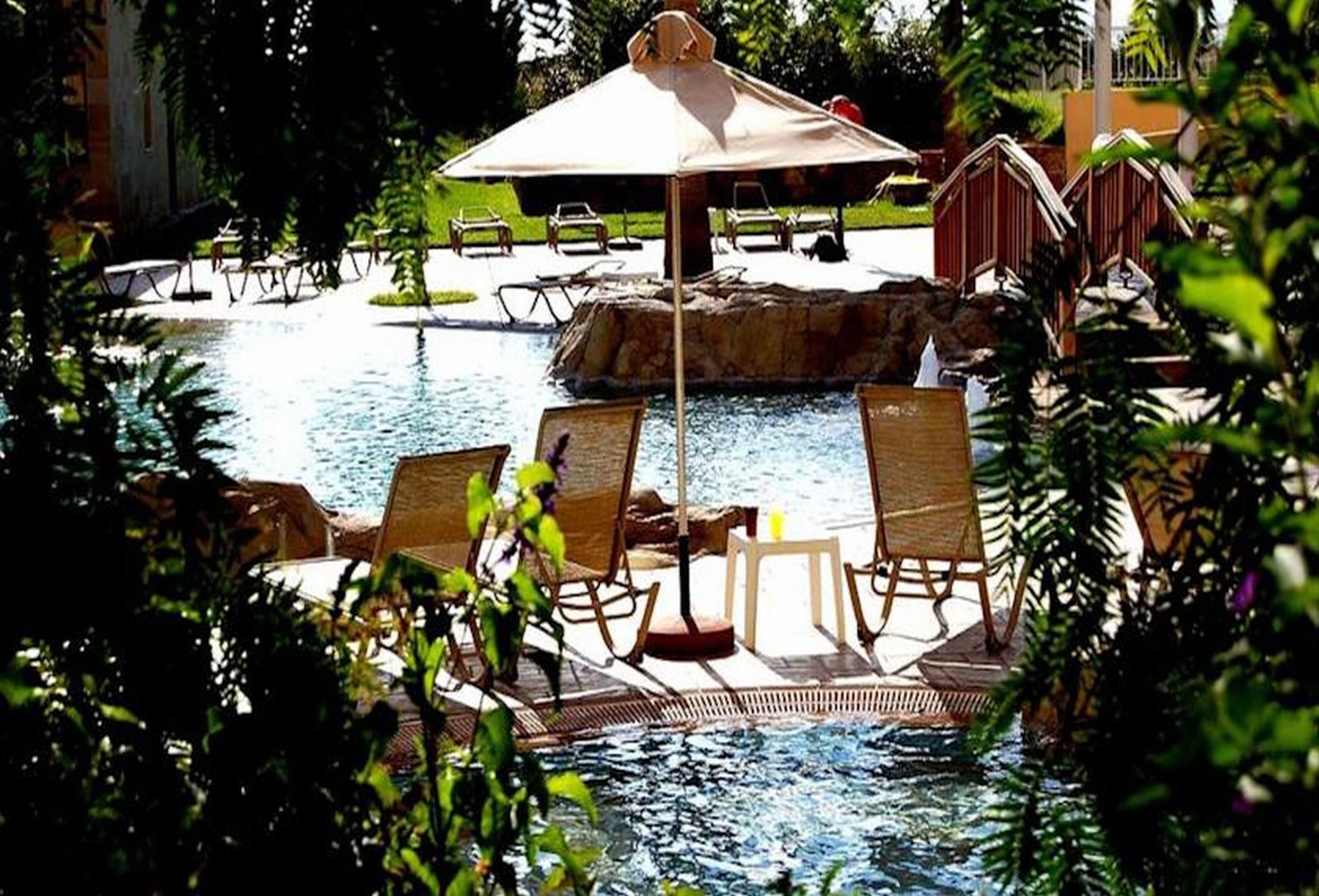 Piscine couverte, piscine extérieure, parasols de plage