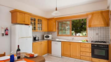 Fridge, microwave
