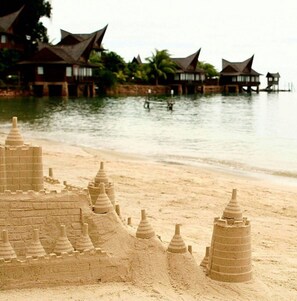 Private beach, free beach cabanas, snorkelling, waterskiing - Batam View Beach Resort (Batam)