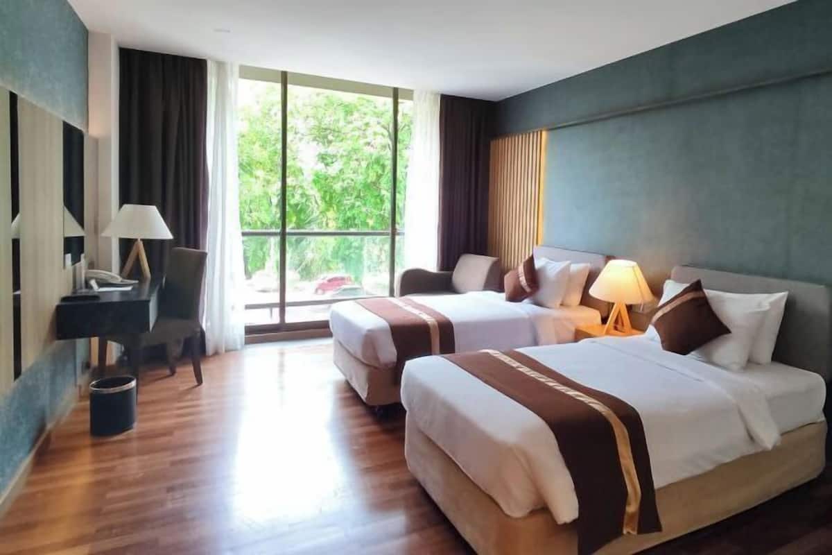 Premium bedding, minibar, in-room safe, desk